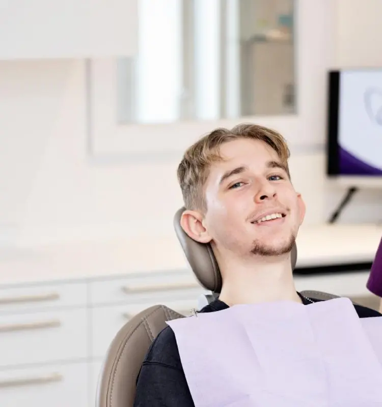 Dentalhygienikerin bei der Behandlung